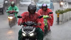Tips Aman Berkendara Saat Cuaca Hujan Bersama Honda TDM Teluk Betung